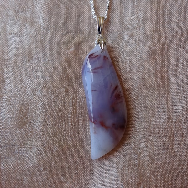 pendentif agate dendritique rouge et blanc,feuille et chaîne argent