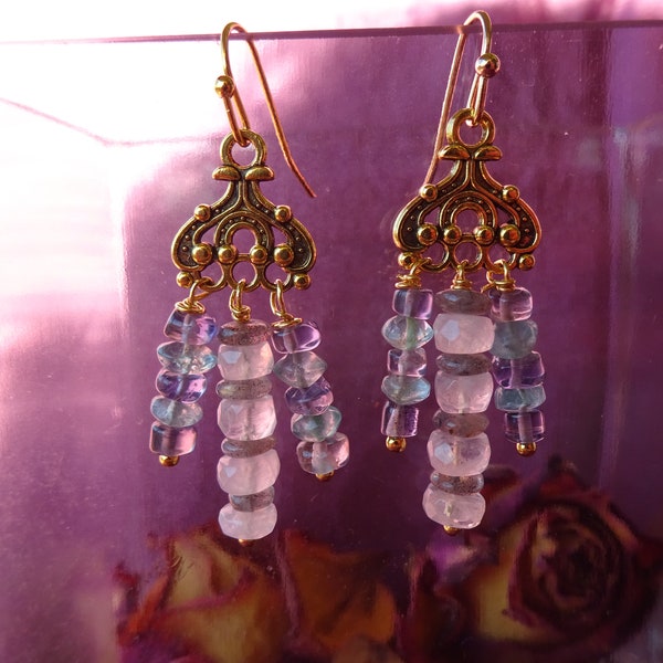 boucles d'oreilles orientales chandelier or, fines perles brillantes pierre de lune, labradorite, iolite, apatite