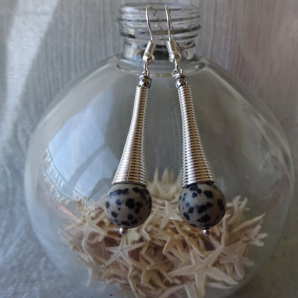 boucles d'oreilles ethniques gouttes perles jaspe dalmatien, perles hématite argent, cône argent tibétain
