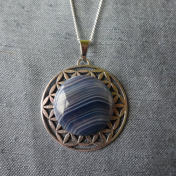 grand pendentif fleur de vie, cabochon rond agate striée bleue, chaîne argent