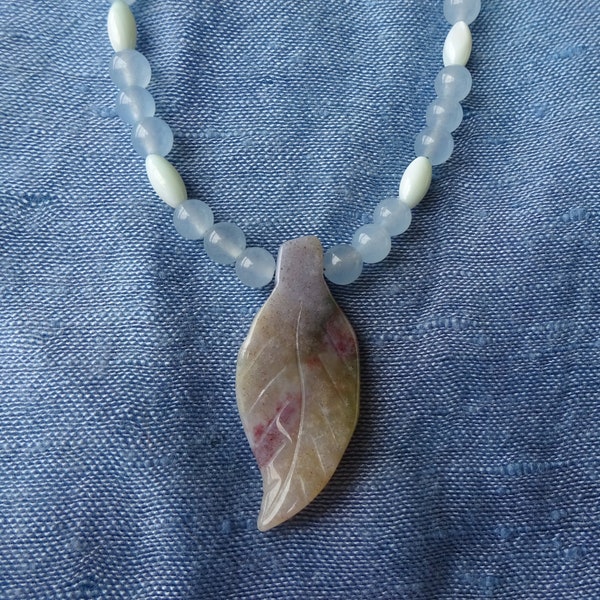 collier pendentif feuille agate indienne, perles calcédoine bleue, nacre vert clair