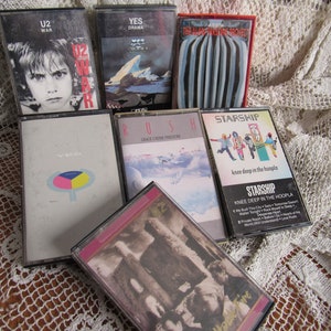 以下が含まれることがあります： U2の「War」、Yesの「Drama」、Rushの「Grace Under Pressure」、Starshipの「Knee Deep in the Hoopla」、そしてThe Alan Parsons Projectの「The Turn of a Friendly Card」など、ビンテージのカセットテープのコレクションです。