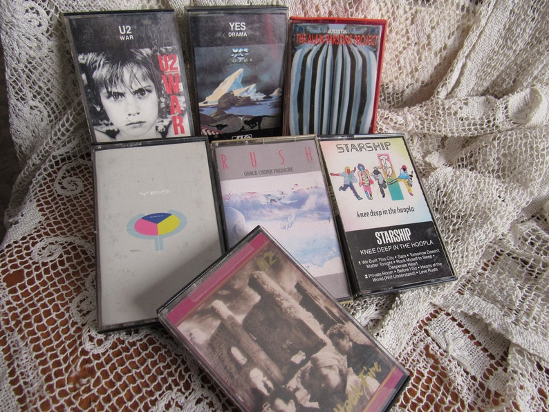 以下が含まれることがあります： U2の「War」、Yesの「Drama」、Rushの「Grace Under Pressure」、Starshipの「Knee Deep in the Hoopla」、そしてThe Alan Parsons Projectの「The Turn of a Friendly Card」など、ビンテージのカセットテープのコレクションです。