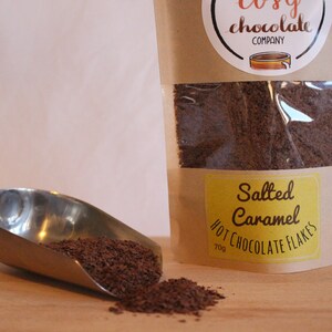 Chocolate caliente con caramelo salado y virutas - Regalo para gourmets - Chocolate gourmet - Caramelo salado - Chocolate caliente - Regalo de cumpleaños - Apto para veganos imagen 3