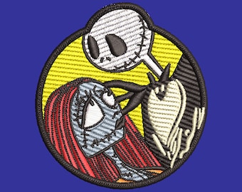 Op de afbeelding: Geborduurde patch met Jack Skellington en Sally uit The Nightmare Before Christmas. De patch is rond en heeft een gele achtergrond met zwarte stiksels. Jack is wit met zwarte stiksels en Sally is blauw met rood haar en zwarte stiksels.