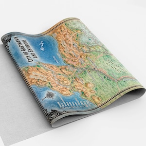 Może przedstawiać: Szczegółowa mapa fantasy zatytułowana "City of Greyhawk and Environs". Mapa przedstawia region nadmorski z błękitnym morzem, brązowymi górami i zielonymi równinami. Tekst zawiera "Midbay", "Cairn Hills" i "Greyhawk City". Mapa ma ozdobną obwódkę.