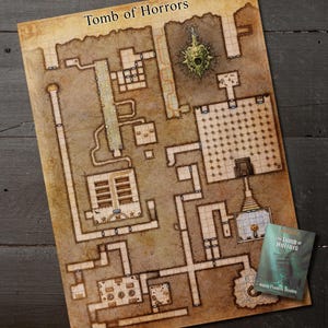 Könnte beinhalten: Eine detaillierte Karte mit der Aufschrift "Tomb of Horrors" mit einem Dungeon-Layout, das verschiedene Räume und Korridore zeigt. Ein kleines Buch mit demselben Titel liegt auf der Karte. Die Karte ist auf gealtertem Papier gedruckt.