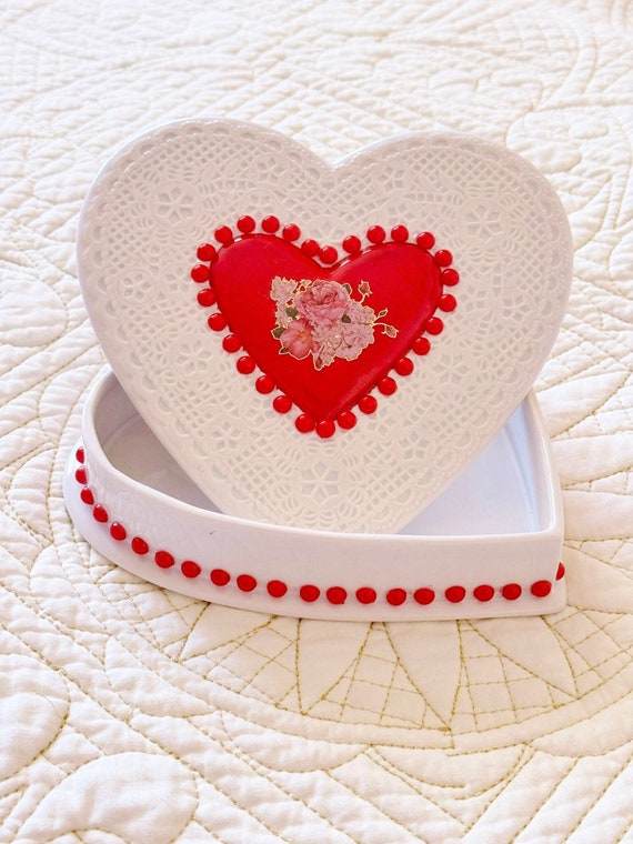 White Heart Ceramic Jewelry/Trinket/Candy Box w/ Doily Look Lid & Red Pearl Trim