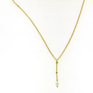 Puede incluir: Un collar de cadena de oro con un colgante de perla &uacute;nico y peque&ntilde;as cuentas doradas.