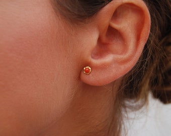 Boucles d'oreilles corail rouge, boucles d'oreilles or 18K, boucles d'oreilles puces délicates, clous dorés, boucles d'oreilles minimalistes corail rouge, diamètre : 5 mm, ensemble 2 pièces.