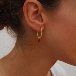 Rote Korallen Ohrringe, zierliche Creolen Ohrringe, Sterling Silber Ohrringe, Edelstein Creolen, offene Creolen Ohrringe, Durchmesser Creolen: 18 mm.
