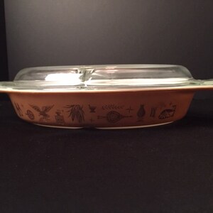 Pyrex Early American 1 1/2 Qt. Divided Casserole Dish with Lid - 1962