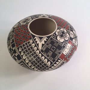 Mata Ortiz Native Pottery by JOSE LUIS LOYA Pottery Master / 1980 vintage one of a kind
