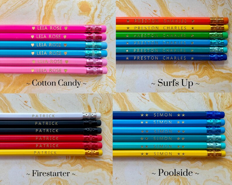 Puede incluir: Una colecci&oacute;n de l&aacute;pices personalizados en varios colores, incluyendo rosa, azul, rojo y amarillo. Cada l&aacute;piz est&aacute; inscrito con un nombre en letras doradas. Los l&aacute;pices est&aacute;n dispuestos en filas ordenadas, con las palabras "Cotton Candy", "Surfs Up", "Firestarter" y "Poolside" debajo.