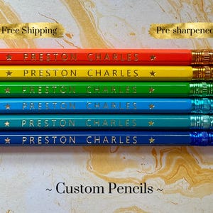 Puede incluir: Un conjunto de seis l&aacute;pices personalizados en rojo, amarillo, verde, azul, turquesa y azul marino. Cada l&aacute;piz lleva grabado el nombre "PRESTON CHARLES" y una estrella dorada. Los l&aacute;pices est&aacute;n afilados y etiquetados como "Custom Pencils".