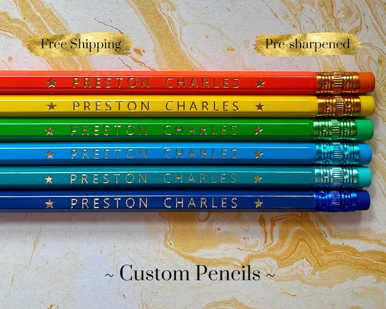 Puede incluir: Un conjunto de seis l&aacute;pices personalizados en rojo, amarillo, verde, azul, turquesa y azul marino. Cada l&aacute;piz lleva grabado el nombre "PRESTON CHARLES" y una estrella dorada. Los l&aacute;pices est&aacute;n afilados y etiquetados como "Custom Pencils".