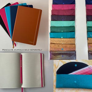 Puede incluir: Una colecci&oacute;n de cuadernos y estuches en varios colores. Los cuadernos son de color negro, rosa, azul claro, azul marino y marr&oacute;n. Los estuches son en tonos de azul, rosa, verde y corcho. El texto "PENCILS & JOURNALS SOLD SEPARATELY" es visible.
