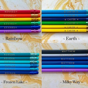 Puede incluir: Colecci&oacute;n de l&aacute;pices personalizados en varios colores, cada uno con un nombre en letras doradas. Los l&aacute;pices est&aacute;n organizados en conjuntos, con temas de color como "Arco&iacute;ris", "Tierra", "Lago congelado" y "V&iacute;a L&aacute;ctea".