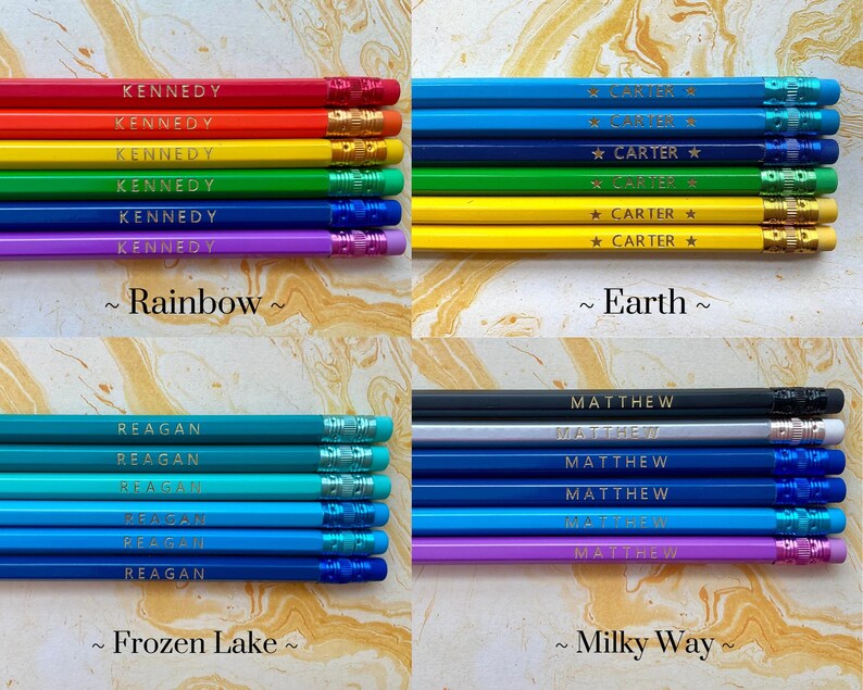 Puede incluir: Colecci&oacute;n de l&aacute;pices personalizados en varios colores, cada uno con un nombre en letras doradas. Los l&aacute;pices est&aacute;n organizados en conjuntos, con temas de color como "Arco&iacute;ris", "Tierra", "Lago congelado" y "V&iacute;a L&aacute;ctea".