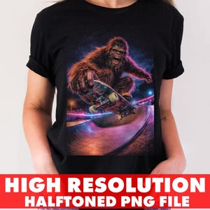 Könnte beinhalten: Schwarzes T-Shirt mit einer Grafik von einem Bigfoot, der in einem Skatepark skateboardet. Der Bigfoot ist braun und pelzig, mit einem wütenden Gesichtsausdruck. Der Skatepark hat bunte Lichter und einen Sternenhimmel im Hintergrund.