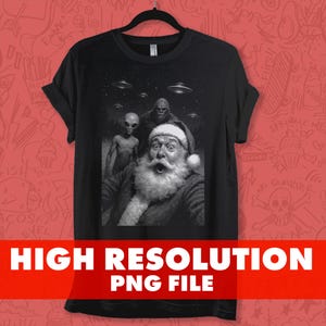Könnte beinhalten: Schwarzes T-Shirt mit einem Graustufen-Grafik von Santa Claus, der ein Selfie mit Außerirdischen und Bigfoot macht, mit UFOs im Hintergrund. Das Bild enthält den Text "HIGH RESOLUTION PNG FILE" in einem roten Banner.
