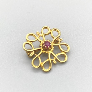 Vintage 9 Carat Gold Ruby Brooch: Ornate Lapel Pin