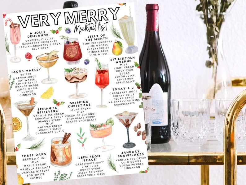 K&ouml;nnte beinhalten: Ein dekorativer Druck mit dem Titel "Very Merry Mocktail List", der Aquarellillustrationen von Mocktails mit ihren Zutaten zeigt. Der Druck ist ideal f&uuml;r festliche Anl&auml;sse. Eine Weinflasche und Gl&auml;ser sind im Hintergrund zu sehen.