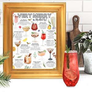 K&ouml;nnte beinhalten: Ein gerahmter Druck mit dem Titel "Very Merry Mocktail List" in einem goldenen Rahmen. Die Aquarellillustration zeigt verschiedene Cocktailrezepte mit Zutaten. Ein festliches Cocktailglas mit rotem Getr&auml;nk und Garnitur ist im Vordergrund.