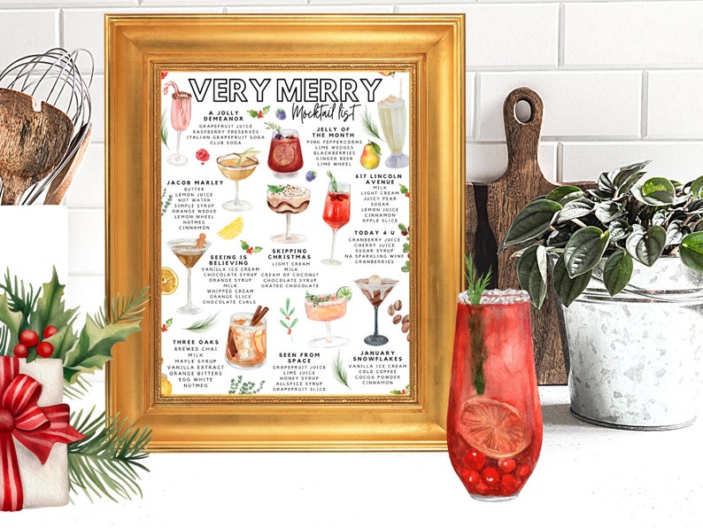 K&ouml;nnte beinhalten: Ein gerahmter Druck mit dem Titel "Very Merry Mocktail List" in einem goldenen Rahmen. Die Aquarellillustration zeigt verschiedene Cocktailrezepte mit Zutaten. Ein festliches Cocktailglas mit rotem Getr&auml;nk und Garnitur ist im Vordergrund.