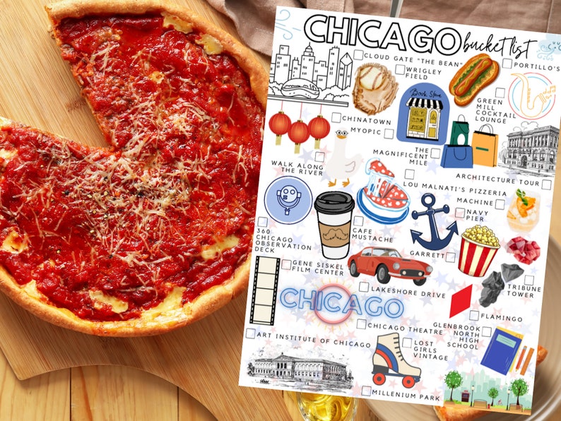 K&ouml;nnte beinhalten: Eine Deep-Dish-Pizza mit dickem Rand, roter Tomatenso&szlig;e und geriebenem K&auml;se, neben einer wei&szlig;en Papier-Checkliste mit dem Titel CHICAGO bucket list, die bunte Illustrationen von Sehensw&uuml;rdigkeiten, Essen und Aktivit&auml;ten zeigt.