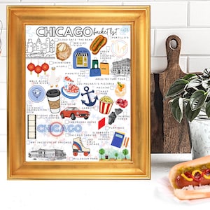K&ouml;nnte beinhalten: Ein gerahmter Chicago-Bucket-List-Druck mit farbenfrohen Illustrationen von Sehensw&uuml;rdigkeiten, Speisen und Aktivit&auml;ten mit Kontrollk&auml;stchen. Das Kunstwerk enth&auml;lt Symbole wie einen Hotdog, ein rotes Auto, einen Rollschuh und Beschriftungen f&uuml;r Orte.