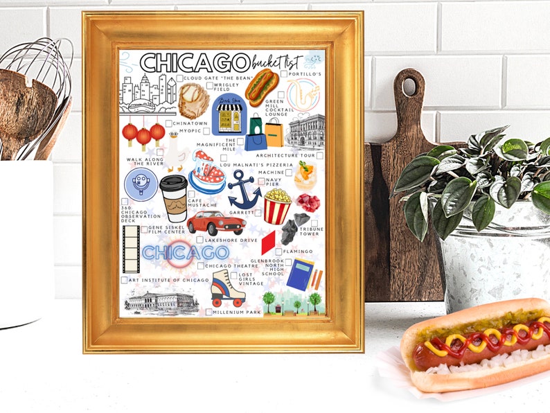 K&ouml;nnte beinhalten: Ein gerahmter Chicago-Bucket-List-Druck mit farbenfrohen Illustrationen von Sehensw&uuml;rdigkeiten, Speisen und Aktivit&auml;ten mit Kontrollk&auml;stchen. Das Kunstwerk enth&auml;lt Symbole wie einen Hotdog, ein rotes Auto, einen Rollschuh und Beschriftungen f&uuml;r Orte.