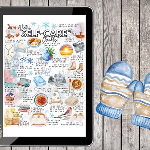 Pode incluir: Um tablet digital exibe uma "Lista de verifica&ccedil;&atilde;o de autocuidado de inverno" em aquarela com v&aacute;rias atividades. Duas luvas de aquarela azuis e bege est&atilde;o em um fundo de madeira. A lista de verifica&ccedil;&atilde;o inclui itens como "Fa&ccedil;a um caf&eacute; da manh&atilde; lento" e "Assista ao nascer do sol".