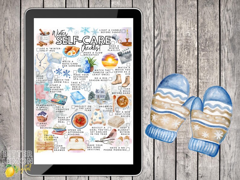 Pode incluir: Um tablet digital exibe uma "Lista de verifica&ccedil;&atilde;o de autocuidado de inverno" em aquarela com v&aacute;rias atividades. Duas luvas de aquarela azuis e bege est&atilde;o em um fundo de madeira. A lista de verifica&ccedil;&atilde;o inclui itens como "Fa&ccedil;a um caf&eacute; da manh&atilde; lento" e "Assista ao nascer do sol".