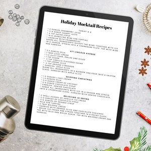 K&ouml;nnte beinhalten: Ein Tablet-Bildschirm zeigt festliche Mocktail-Rezepte mit Zutaten und Anweisungen. Die Rezepte hei&szlig;en "Today 4 U", "471 Lincoln Avenue", "Skipping Christmas" und "Believing is Seeing". Ein Cocktailshaker und Barwerkzeuge sind im Hintergrund zu sehen.