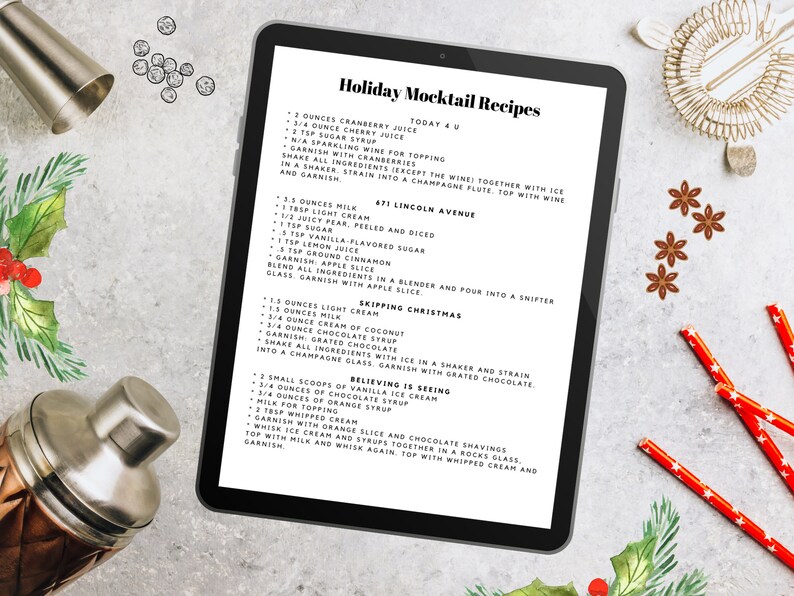 K&ouml;nnte beinhalten: Ein Tablet-Bildschirm zeigt festliche Mocktail-Rezepte mit Zutaten und Anweisungen. Die Rezepte hei&szlig;en "Today 4 U", "471 Lincoln Avenue", "Skipping Christmas" und "Believing is Seeing". Ein Cocktailshaker und Barwerkzeuge sind im Hintergrund zu sehen.