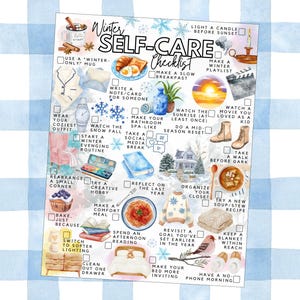 Pode incluir: Ilustra&ccedil;&atilde;o em aquarela de uma lista de verifica&ccedil;&atilde;o de autocuidado de inverno com v&aacute;rias atividades como fazer uma lista de reprodu&ccedil;&atilde;o, assistir ao nascer do sol e assar. A lista de verifica&ccedil;&atilde;o est&aacute; em um fundo branco com um padr&atilde;o xadrez azul e branco.