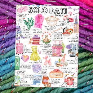 Könnte beinhalten: Eine Aquarell-Checkliste mit dem Titel "Solo Date Ideas" mit Illustrationen von Aktivitäten wie Spa-Abenden, Picknicks und Museumsbesuchen. Der Hintergrund ist ein lebendiges, strukturiertes Garn in Lila-, Rosa- und Grüntönen.