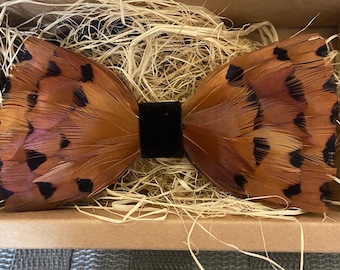Pajarita de plumas de faisán hecha a mano