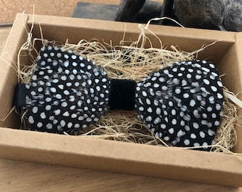 Pajarita de plumas de gallina de Guinea hecha a mano - Estilo A