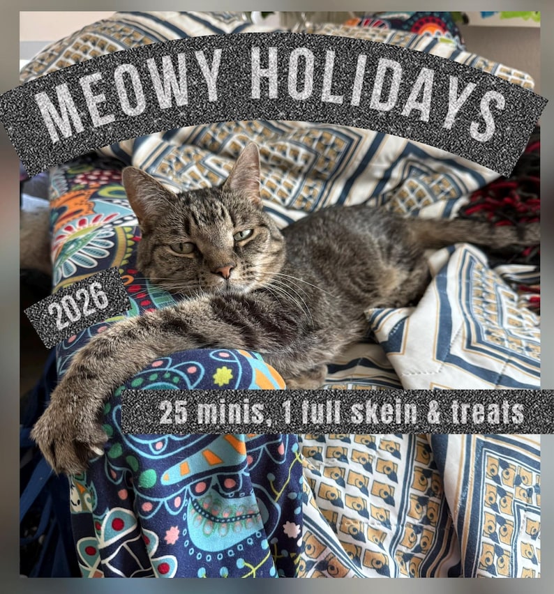 Puede incluir: Un gato atigrado marr&oacute;n y gris descansando sobre una superficie de tela estampada. La imagen incluye el texto MEOWY HOLIDAYS, 2026, y 25 minis, 1 full skein & treats. El gato tiene ojos verdes y est&aacute; tumbado con una pata extendida.