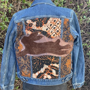 Chaqueta vaquera reciclada: Patchwork hecho a mano, Jack Rabbit, Conejo de terciopelo marrón, Talla M para mujer