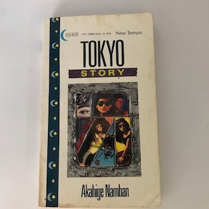 Könnte beinhalten: Ein Buchcover mit weißem Hintergrund und einer Collage von Bildern von Menschen in einem Fensterrahmen. Der Titel des Buches lautet "TOKYO STORY" und der Autor ist "Akahige Namban".