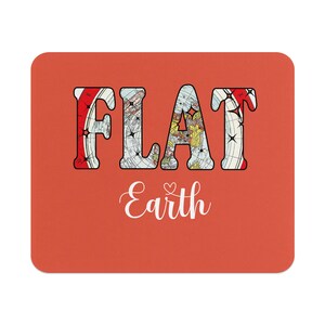 Puede incluir: Una alfombrilla de ratón roja con el texto "FLAT Earth" en blanco. La palabra "FLAT" está formada por varios mapas del mundo.