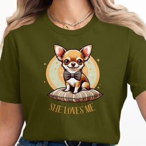 Bonita camiseta de chihuahua, camiseta "She Loves Me Dog", regalo para amantes de las mascotas, camiseta con estampado de animales, ropa de moda para perros, diseño único de cachorro