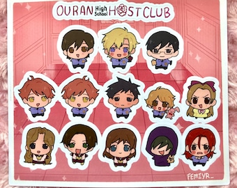 Könnte beinhalten: Ein Stickerbogen mit Charakteren aus Ouran High School Host Club. Die Aufkleber zeigen Anime-Charaktere mit verschiedenen Haarfarben und Gesichtsausdrücken, die alle blaue Uniformen tragen. Der Hintergrund ist rosa mit einem Rosenmuster.