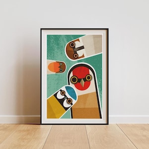 Könnte beinhalten: Ein gerahmter Kunstdruck mit einer geometrischen Illustration von vier stilisierten Vögeln. Die Vögel haben verschiedene Farben, darunter Rot, Gelb, Orange und Braun, vor einem türkisfarbenen Hintergrund. Das Kunstwerk befindet sich in einem schwarzen Rahmen.
