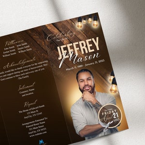 Puede incluir: Un programa de funeral de tres pliegues marrón con una foto de Jeffrey Mason en la portada. El programa incluye información sobre su vida, un collage de fotos y detalles sobre el funeral. El texto en la portada dice "Celebrating The Life Of Jeffrey Mason March 11, 1990 - January 31, 2023".