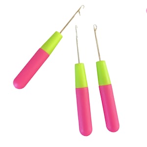 Peut inclure: Trois aiguilles à laine avec crochets métalliques, en rose et vert.