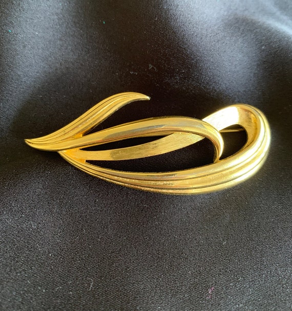 Swirl shape brooch